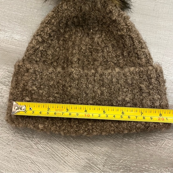 Aritzia Wilfred Free Women’s winter hat with genuine fur Pom Pom - Picture 5 of 8